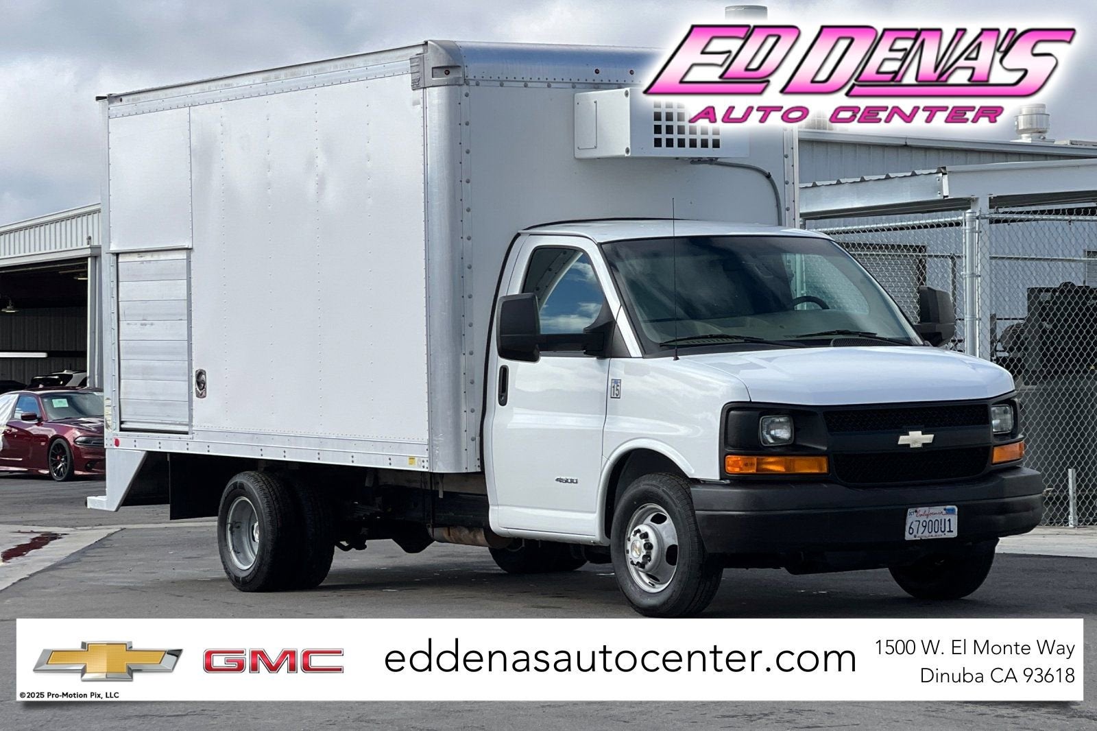 2015 Chevrolet Express Cutaway 4500 G4500 in Summit White — front three-quarter view