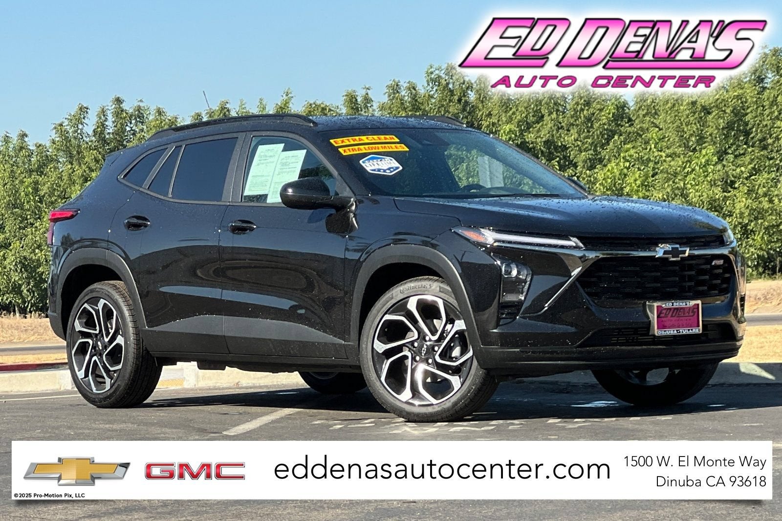 2026 Chevrolet Trax 2RS in Mosaic Black Metallic — front three-quarter view